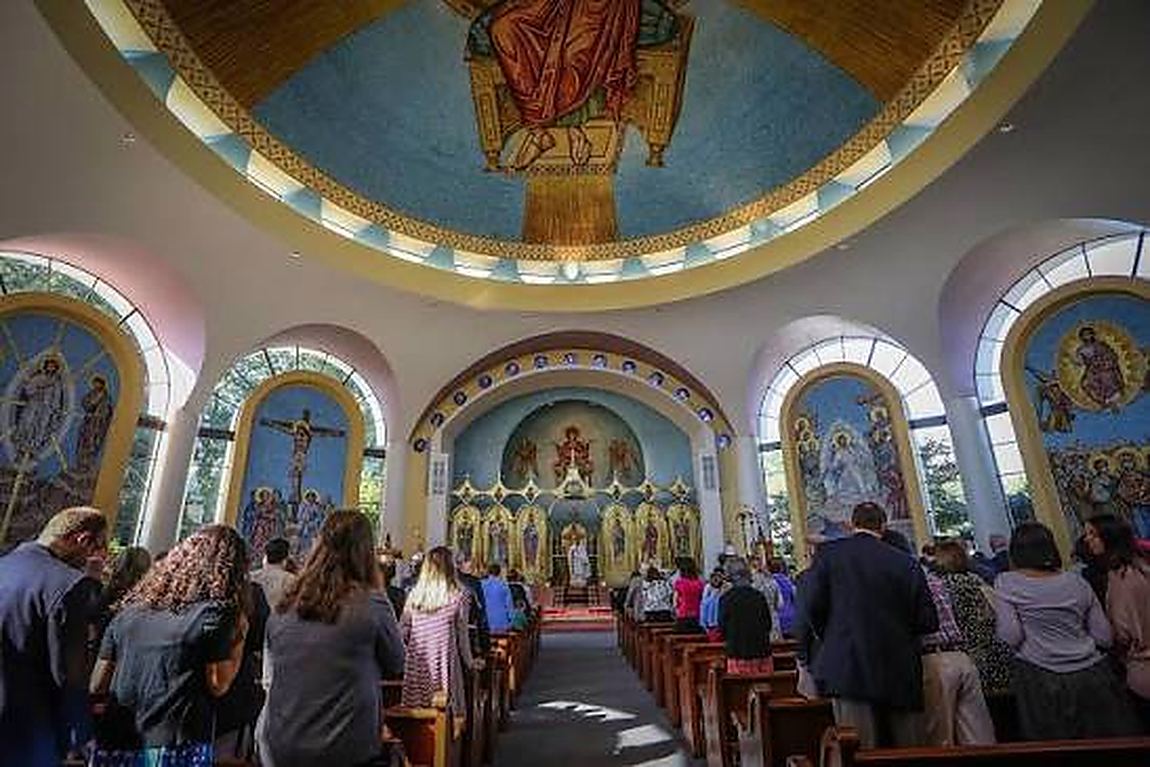 A modern Greek parish at prayer